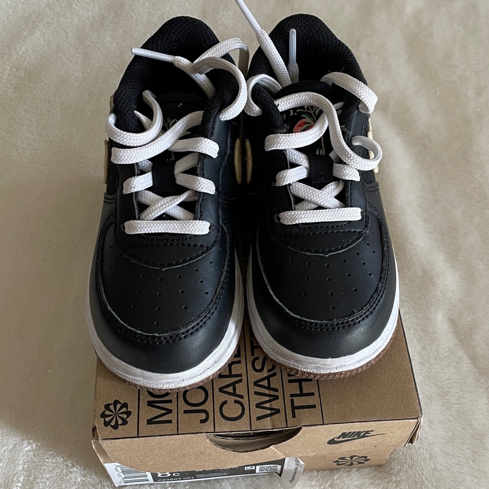 LIKE NEW Black & Cream Toddler Nike Force 1 AV8 Size 8
